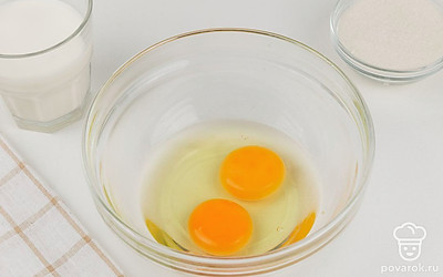 В миску разбейте два куриных яйца.