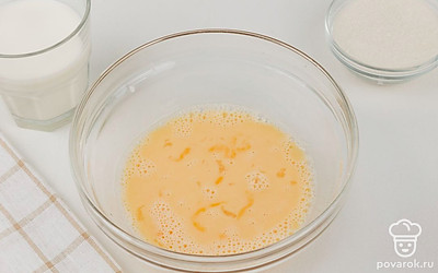 Добавьте молоко и сахар. Перемешайте.