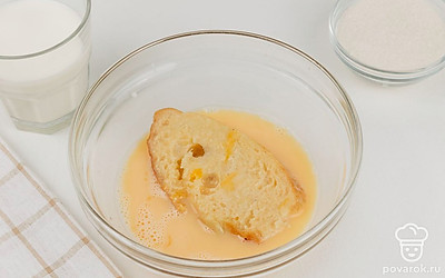 Обмакните ломтики багета в яично-молочную смесь так, чтобы они пропитались.