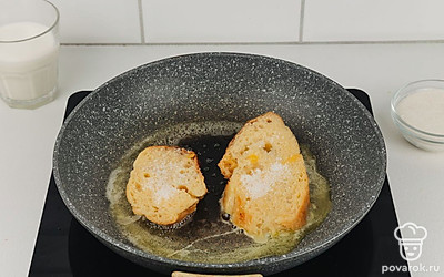 Растопите сливочное масло на сковороде и выложите на нее ломтики багета.