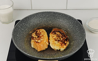 Обжарьте гренки на среднем огне по 2 минуты с каждой стороны до золотистой корочки.