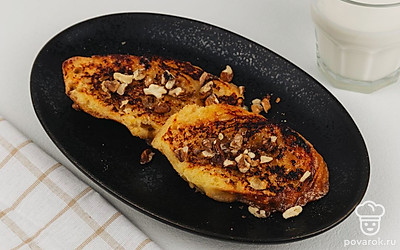 Готовые гренки посыпьте грецким орехом. Приятного аппетита!