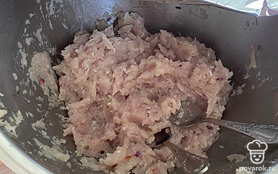 Приготовьте куриный фарш. Примерно 350-400 грамм куриного филе (я беру 2 филе из куриной грудки), перекрутить в мясорубке, добавить одну измельченную среднюю луковицу, посолить, поперчить, добавить любимые специи и убрать в холодильник на время приготовления теста.