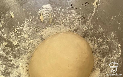 Молоко 90 мл и воду 90 мл соединить и закипятить. В чашу просеять муку, добавить 2 столовые ложки подсолнечного масла и септику соли, влить кипяток. Лопаткой перемешать тесто в чаше, до остывания. Затем вымесить тесто руками. Дать тесту отдохнуть под пленкой в течении 20 минут.