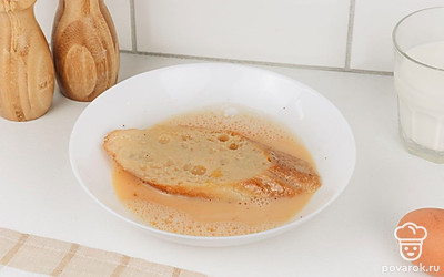 Обмакните ломтики багета в яично-молочную смесь так, чтобы они пропитались.