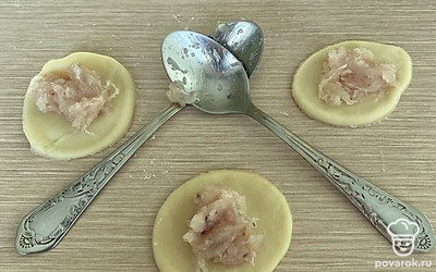 Тесто раскатать до толщины 3-4 мм, кулинарным кругом или стаканом (рюмкой) выдавил круги одинакового диаметра. Разложить в каждый круг шарик фарша (быстро и удобно формировать шарик двумя чайными ложками) и скрепить края пельменя.