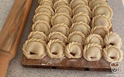 Варить пельмени в подсоленной кипящей воде, после повторного закипания и всплытия в течении 7-8 минут. Пельмени получаются сытные и по-домашнему вкусные. Подавать посыпав зелью и зелёным луком. Приятного аппетита!