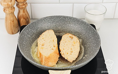 Растопите сливочное масло в сковороде и выложите на нее хлеб.