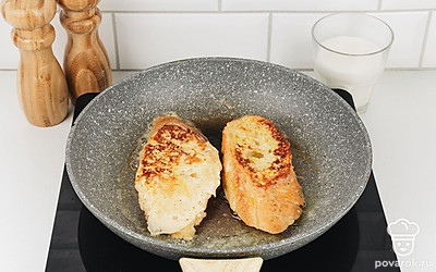 Обжарьте гренки на среднем огне по 2 минуты с каждой стороны до золотистой корочки.