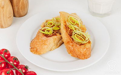 Подайте гренки, украсив кольцами лука-порея. Приятного аппетита!