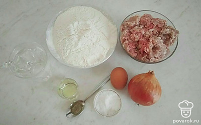 Подготовьте большую емкость для теста, заранее просейте муку.