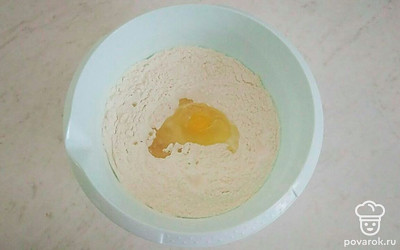 В глубокую миску всыпьте муку, добавьте соль. В муке сделайте углубление, вбейте яйцо и добавьте подсолнечное масло, тщательно вмешивайте, чтобы ингредиенты соединились.