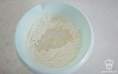 Постепенно налейте горячую воду и вымешайте тесто. Заверните его в пленку и приготовьте начинку, для этого лук почистите и натрите на терке, добавьте лук в фарш, посолите, поперчите. Влейте небольшими порциями холодную воду и хорошо перемешайте.