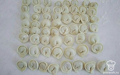 Варите пельмени 10 минут после закипания. Отварные пельмени смажьте небольшим количеством сливочного масла.