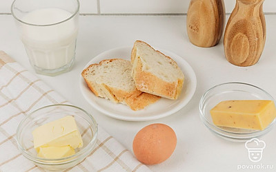 Подготовьте все ингредиенты. Помойте куриное яйцо. Вместо багета вы можете взять батон или любой другой пшеничный хлеб.