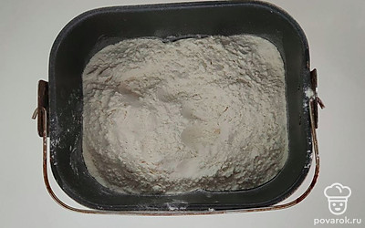 В чашу хлебопечки всыпьте муку с солью, затем яйца с водой. Установите чашу в хлебопечку и выберите режим "тесто" и включите.