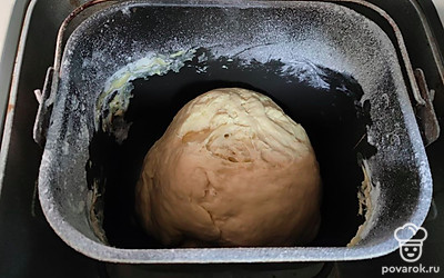 После того, как выключилась хлебопечка, тесто готово к дальнейшей работе. Не оставляйте тесто надолго в чаше, а сразу приступайте к работе, чтобы оно не высохло.