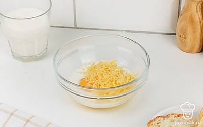 Добавьте тертый сыр и перемешайте всё до однородности.