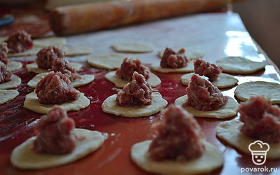 Тесто раскатываем на кружечки, выкладываем сверху мясо.