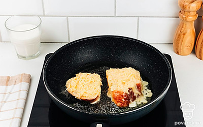 Растопите сливочное масло в сковороде. Выложите на нее хлеб.