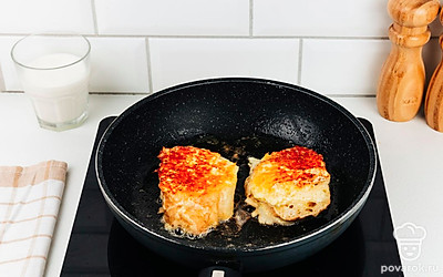 Обжарьте гренки по 2 минуты с каждой стороны до золотистой корочки.