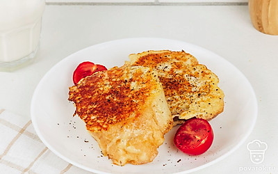 Готовые гренки украсьте помидорами черри по желанию. Приятного аппетита!