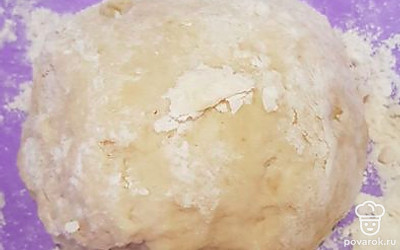 Замешиваем тесто. В муку добавляем воду, растительное масло, яйцо, соль. Замесите и оставьте на 30 минут.