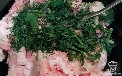 Делаем начинку. Берем фарш из свинины, фарш из говядины, солим и добавляем зелень. Все перемешиваем.