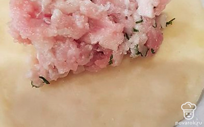 Раскатываем тесто и лепим пельмени.