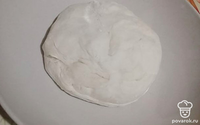 Готовим тесто. В муку добавляем 1 яйцо, тщательно перемешиваем, соль добавляем по вкусу. Вливаем 100 миллилитров теплой воды, и тоже все перемешиваем. Далее оставляем тесто на 20 минут в теплом месте. 