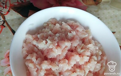 Подготавливаем куриный фарш. 