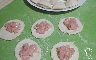 Тесто раскатываем, из него вырезаем кружочки при помощи небольшого стаканчика. Также раскатываем каждый кружок и добавляем в него фарш и закрепляем. Пельмени варим до готовности. 