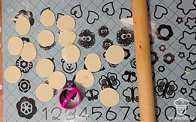 Тесто тонко раскатать, с помощью специальной формы нарезать круглые заготовки.