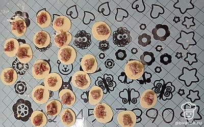 В середину круга из теста положить небольшое количество фарша.