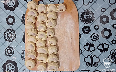 Слепить пельмени в форме летающей тарелки.