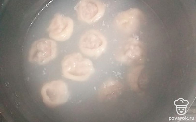 Пельмени отварить в подсоленной воде до готовности.