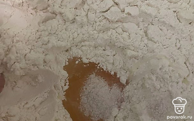 Муку, яйцо, соль, воду смешать и хорошо вымесить.