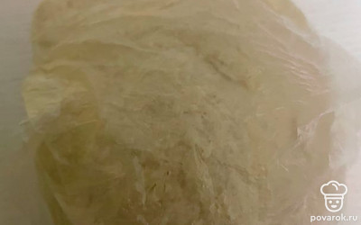Положить тесто в пакет и убрать в холодильник на 20 минут.