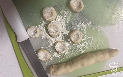 Из кусочка теста сформировать колбаску, нарезать на части обсыпать мукой и раскатать скалкой.