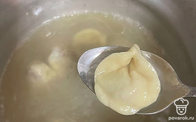 Вскипятить бульон и бросить в кипящий бульон пельмени, варить 5 минут.