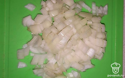Очистить и нарезать лук.