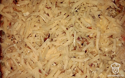 За 5 минут до готовности посыпать тереть сыром.