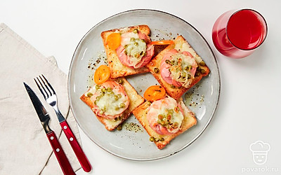 Тост с сосисками выложите на сервировочную тарелку, подайте со стаканом томатного сока.