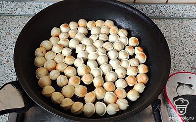 Переворачиваем, обжариваем вторую сторону 5 минут.