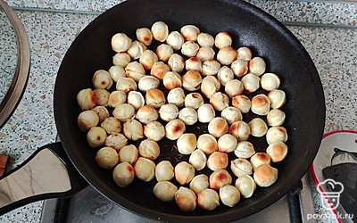 Солим, перчим, добавляем розмарин, перемешиваем.