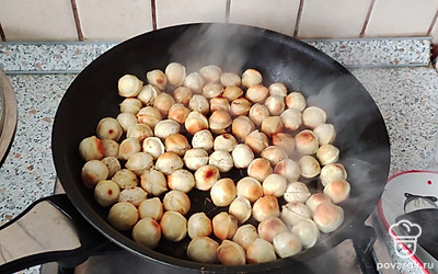 Добавляем соевый соус. Не пугайтесь, будет дымно: соевый соус выделяет пары, так как сковорода достаточно разогретая.