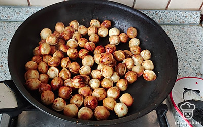 Перемешиваем пельмени. Обжариваем еще минуты 3, периодически помешивая.