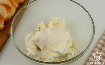 В глубокую миску выложите творог, добавьте сметану и сахар.
