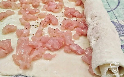 Раскатываем тесто и накладываем начинку, посыпаем специями и заворачиваем в рулет.