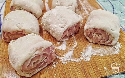 Нарезаем рулет на кусочки среднего размера. 